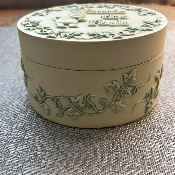 Authentic Disney Winnie the Pooh Limited Edition Covered Round Box - Picture 4 of 10